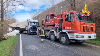 A Fabriano tir si intraversa e perde mega bobine di carta